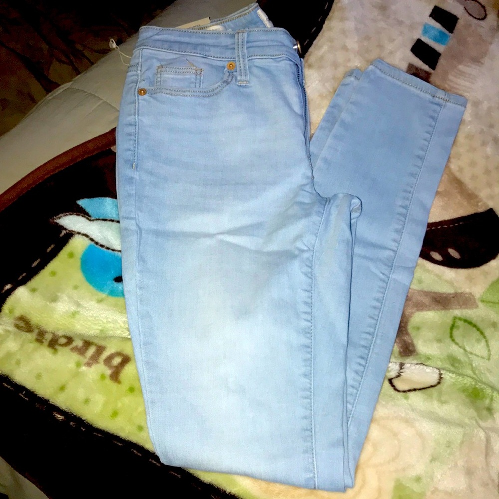 Woman’s mid rise skinny jeans